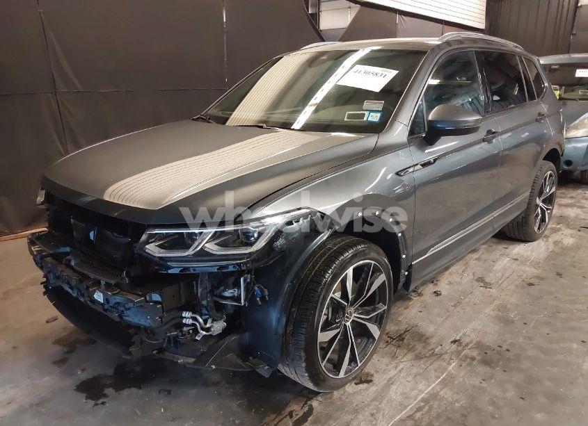 Photo 2 of 2024 Volkswagen Tiguan 2.0T SEL R-LINE (VIN 3VV4B7AX7RM119627)