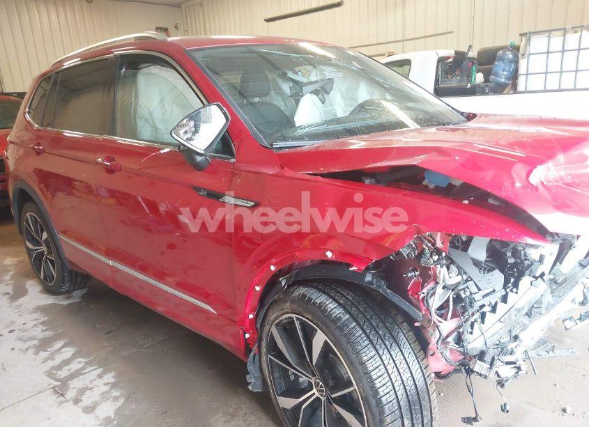 Photo 14 of 2024 Volkswagen Tiguan 2.0T SEL R-LINE (VIN 3VV4B7AX7RM158735)