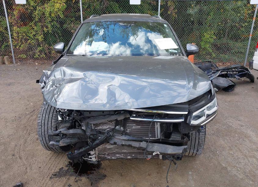 Photo 13 of 2022 Volkswagen Tiguan 2.0T SEL R-LINE (VIN 3VV4B7AX9NM092537)
