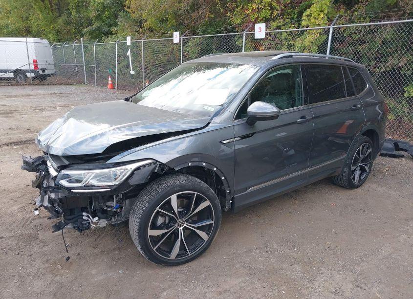 Photo 2 of 2022 Volkswagen Tiguan 2.0T SEL R-LINE (VIN 3VV4B7AX9NM092537)