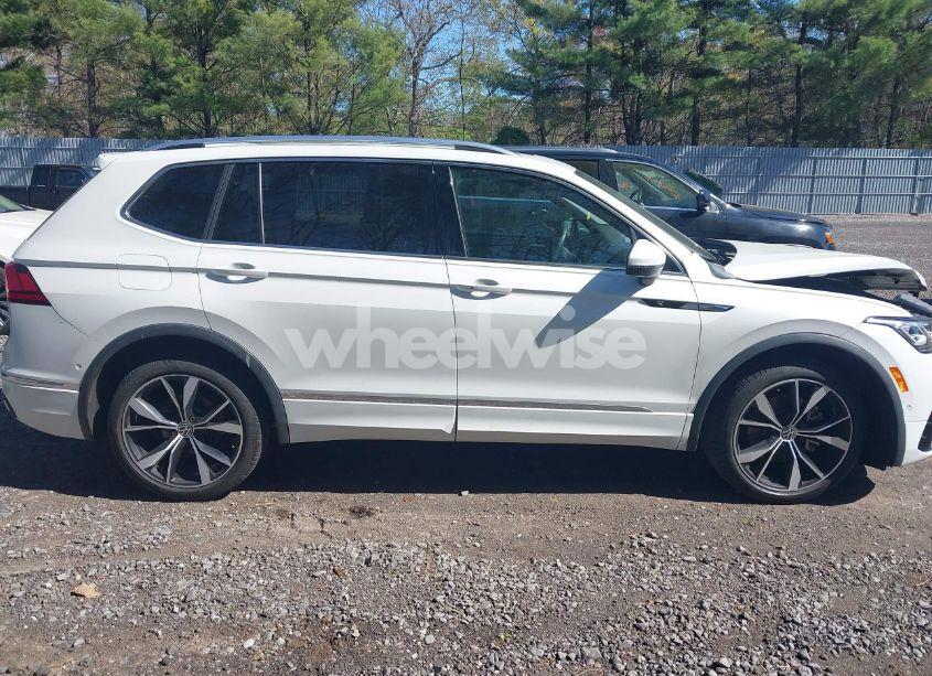 Photo 13 of 2022 Volkswagen Tiguan 2.0T SEL R-LINE (VIN 3VV4B7AX9NM176468)
