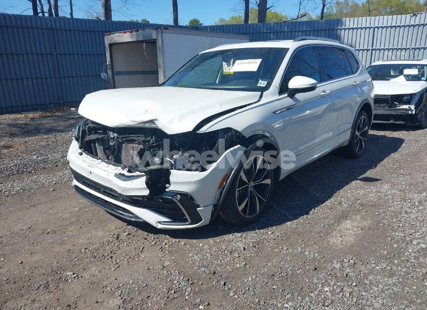 Photo 2 of 2022 Volkswagen Tiguan 2.0T SEL R-LINE (VIN 3VV4B7AX9NM176468)