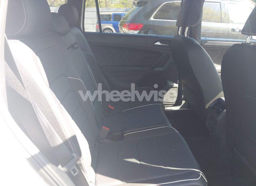 Photo 8 of 2022 Volkswagen Tiguan 2.0T SEL R-LINE (VIN 3VV4B7AX9NM176468)