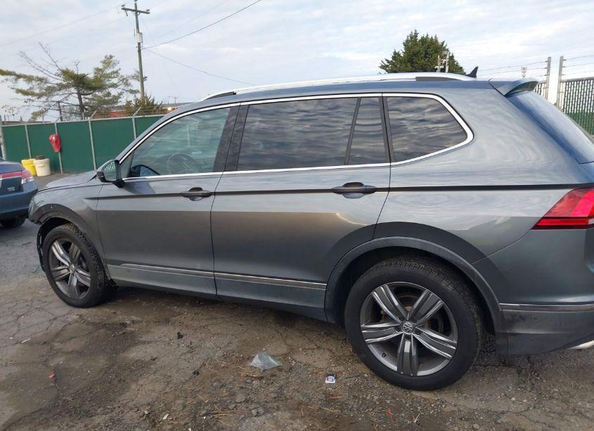 Photo 15 of 2018 Volkswagen Tiguan 2.0T SEL PREMIUM (VIN 3VV4B7AXXJM076194)