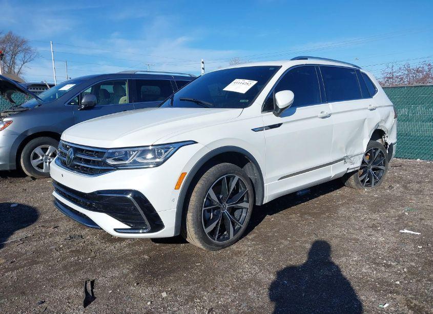 Photo 2 of 2024 Volkswagen Tiguan 2.0T SEL R-LINE (VIN 3VV4B7AXXRM032112)