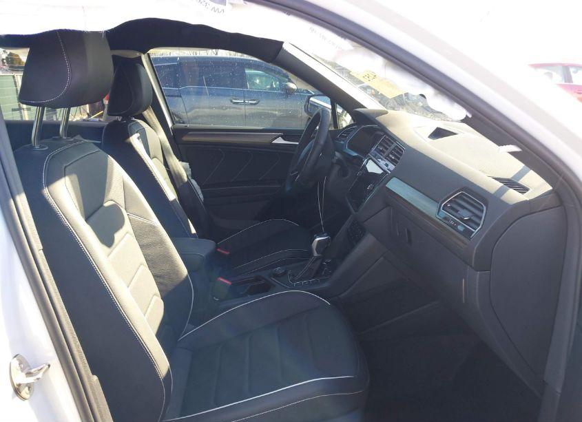 Photo 5 of 2024 Volkswagen Tiguan 2.0T SEL R-LINE (VIN 3VV4B7AXXRM032112)