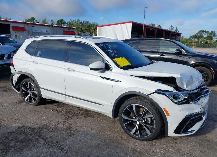 2024 Volkswagen Tiguan 2.0T SEL R-LINE (VIN 3VV4B7AXXRM105656) main photo