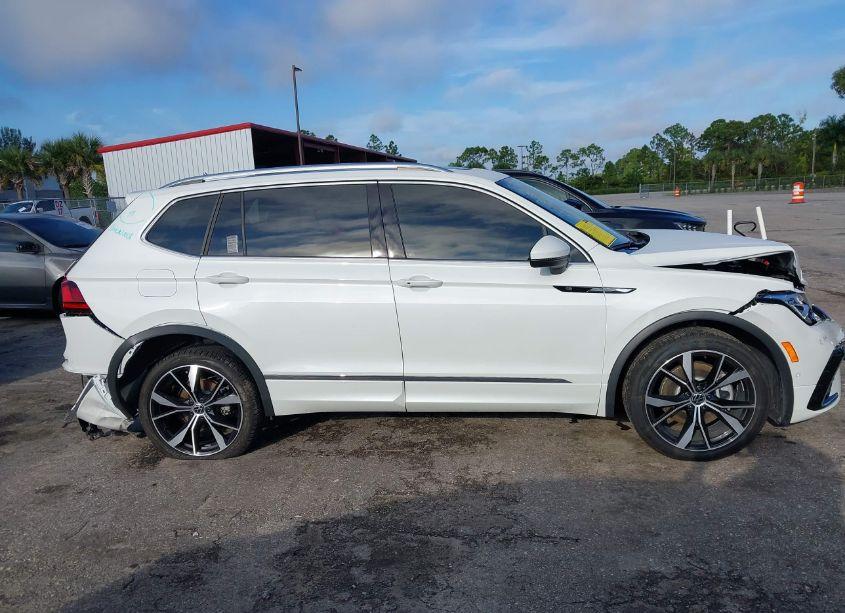 Photo 13 of 2024 Volkswagen Tiguan 2.0T SEL R-LINE (VIN 3VV4B7AXXRM105656)