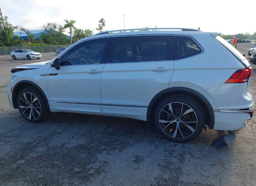 Photo 14 of 2024 Volkswagen Tiguan 2.0T SEL R-LINE (VIN 3VV4B7AXXRM105656)
