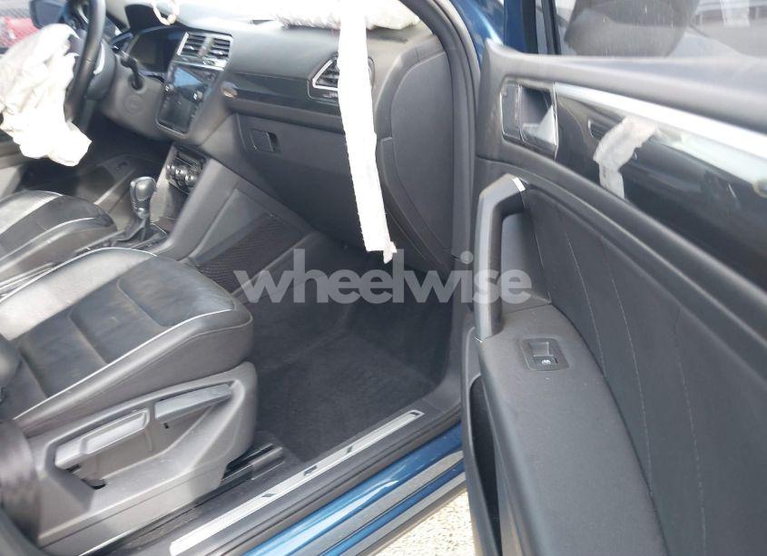 Photo 5 of 2018 Volkswagen Tiguan 2.0T SEL PREMIUM (VIN 3VV5B7AX0JM218427)