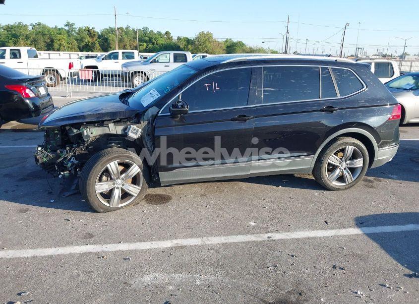 Photo 2 of 2018 Volkswagen Tiguan 2.0T SEL PREMIUM (VIN 3VV5B7AX1JM002585)