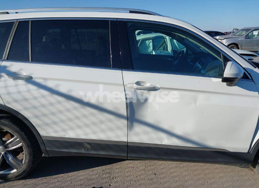 Photo 13 of 2018 Volkswagen Tiguan 2.0T SEL PREMIUM (VIN 3VV5B7AX2JM202908)