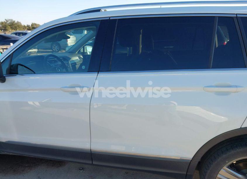Photo 14 of 2018 Volkswagen Tiguan 2.0T SEL PREMIUM (VIN 3VV5B7AX2JM202908)