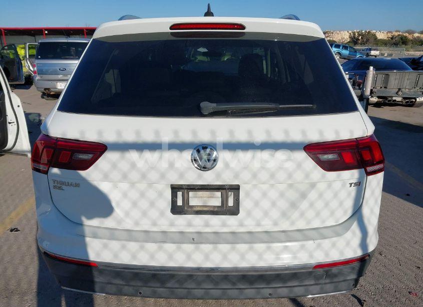 Photo 16 of 2018 Volkswagen Tiguan 2.0T SEL PREMIUM (VIN 3VV5B7AX2JM202908)