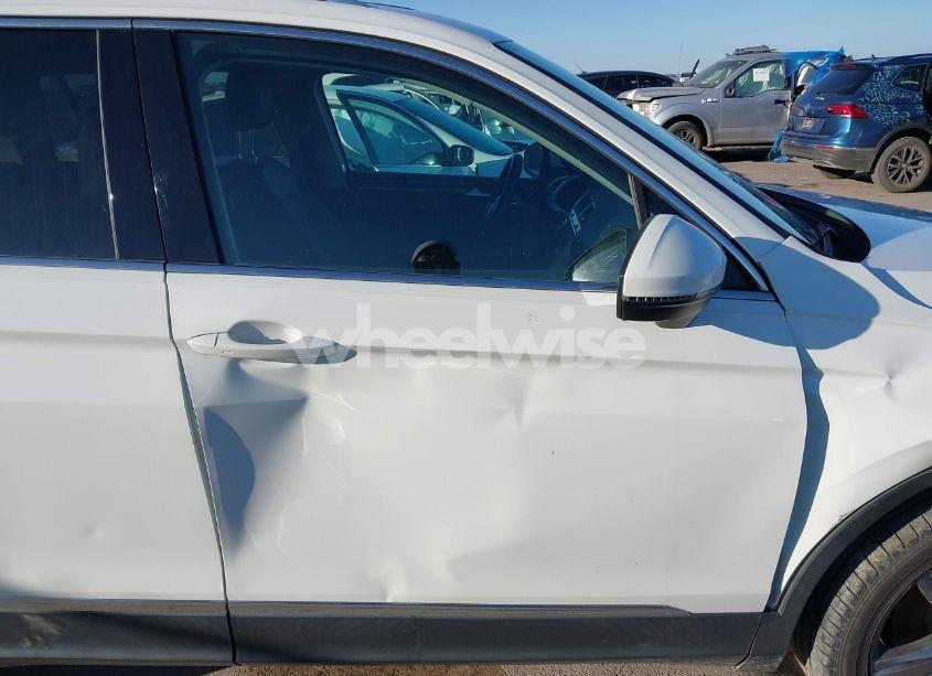 Photo 17 of 2018 Volkswagen Tiguan 2.0T SEL PREMIUM (VIN 3VV5B7AX2JM202908)