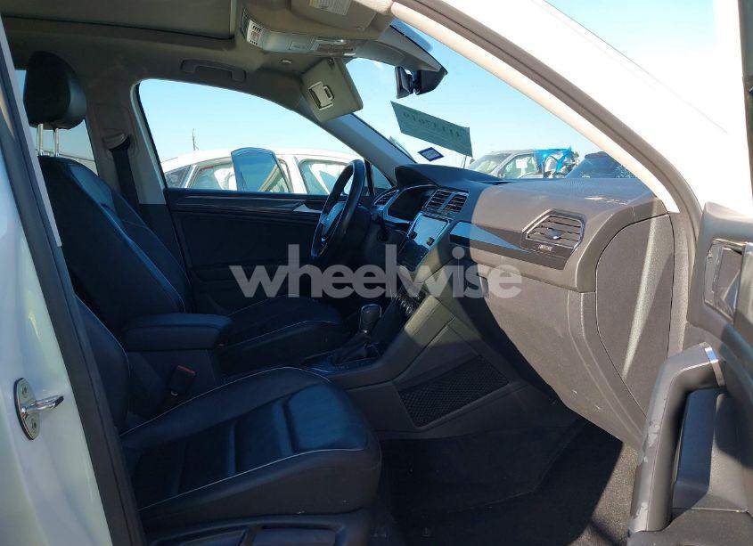Photo 5 of 2018 Volkswagen Tiguan 2.0T SEL PREMIUM (VIN 3VV5B7AX2JM202908)