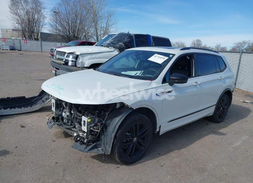 Photo 2 of 2022 Volkswagen Tiguan 2.0T SE R-LINE BLACK (VIN 3VV8B7AX0NM118489)