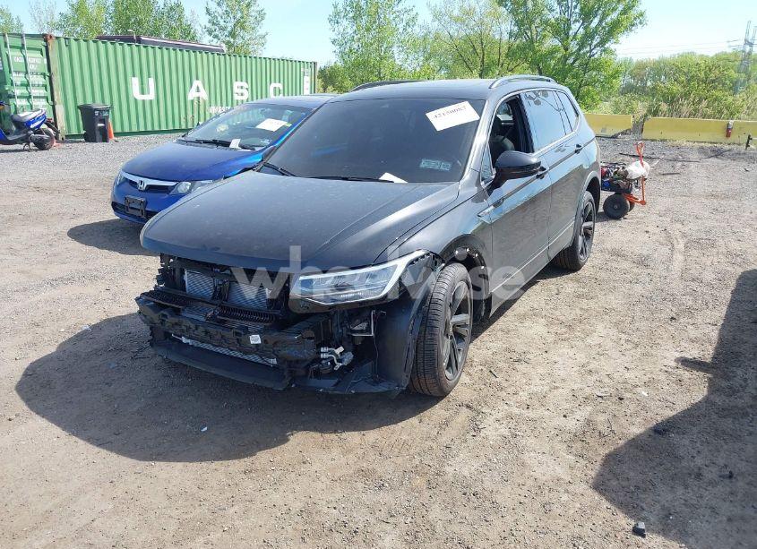 Photo 2 of 2024 Volkswagen Tiguan 2.0T SE R-LINE BLACK (VIN 3VV8B7AX0RM233518)
