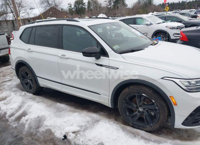 Photo 13 of 2024 Volkswagen Tiguan 2.0T SE R-LINE BLACK (VIN 3VV8B7AX1RM025681)