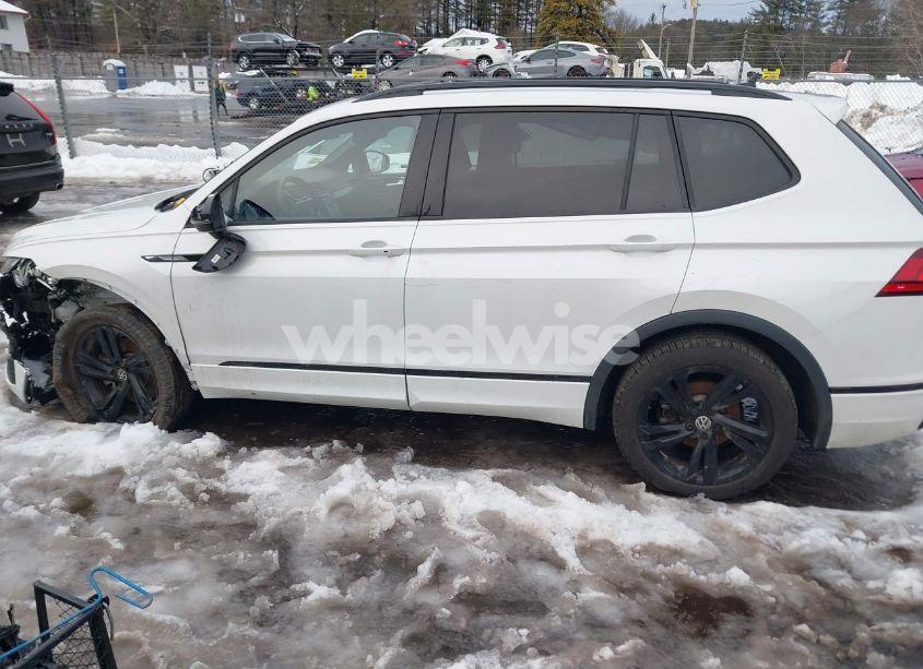 Photo 14 of 2024 Volkswagen Tiguan 2.0T SE R-LINE BLACK (VIN 3VV8B7AX1RM025681)