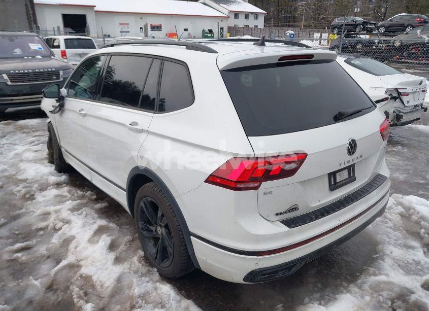 Photo 3 of 2024 Volkswagen Tiguan 2.0T SE R-LINE BLACK (VIN 3VV8B7AX1RM025681)