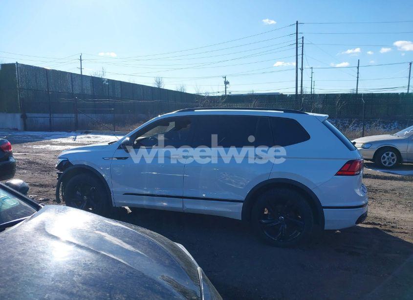 Photo 14 of 2024 Volkswagen Tiguan 2.0T SE R-LINE BLACK (VIN 3VV8B7AX1RM060317)