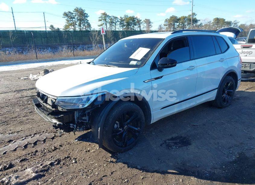 Photo 2 of 2024 Volkswagen Tiguan 2.0T SE R-LINE BLACK (VIN 3VV8B7AX1RM060317)