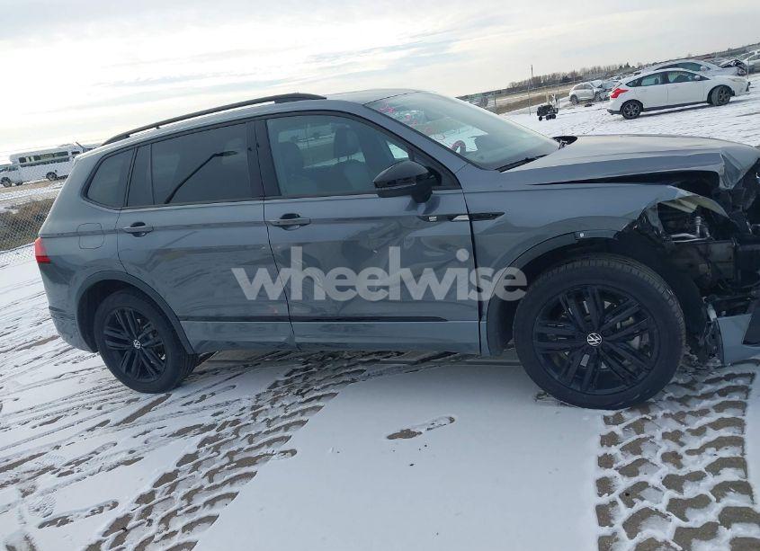 Photo 13 of 2022 Volkswagen Tiguan 2.0T SE R-LINE BLACK (VIN 3VV8B7AX2NM019379)