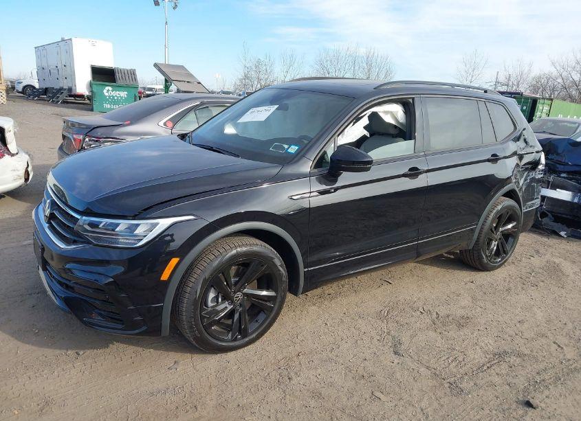Photo 2 of 2024 Volkswagen Tiguan 2.0T SE R-LINE BLACK (VIN 3VV8B7AX2RM057989)