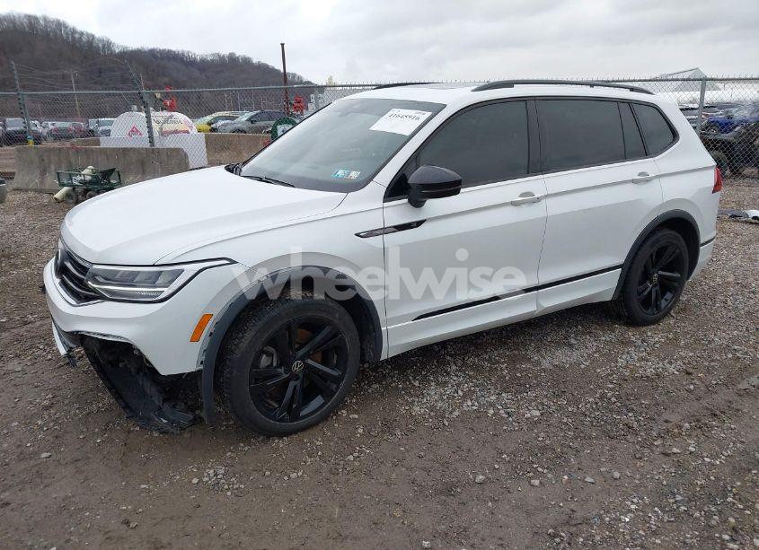 Photo 2 of 2023 Volkswagen Tiguan 2.0T SE R-LINE BLACK (VIN 3VV8B7AX3PM073289)