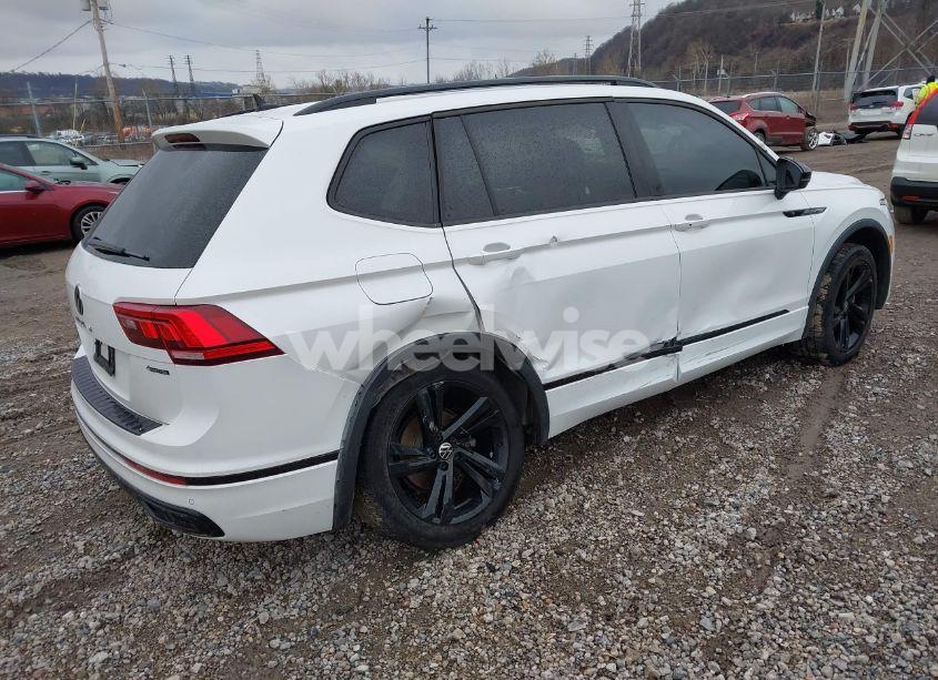 Photo 4 of 2023 Volkswagen Tiguan 2.0T SE R-LINE BLACK (VIN 3VV8B7AX3PM073289)