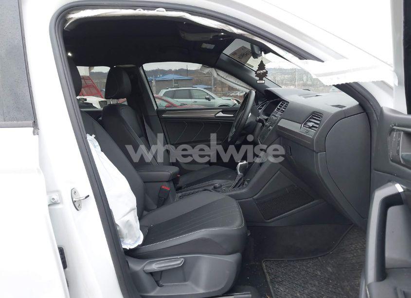 Photo 5 of 2023 Volkswagen Tiguan 2.0T SE R-LINE BLACK (VIN 3VV8B7AX3PM073289)