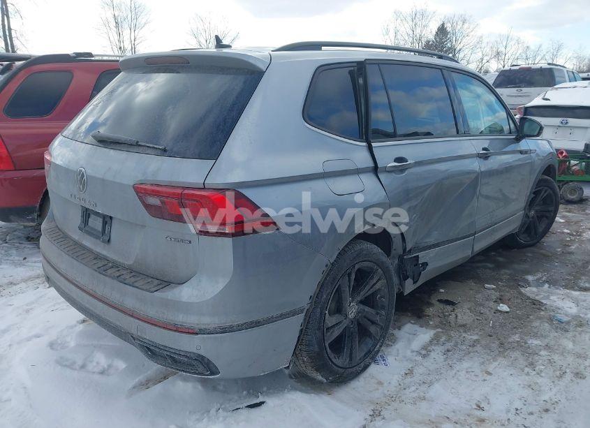 Photo 4 of 2023 Volkswagen Tiguan 2.0T SE R-LINE BLACK (VIN 3VV8B7AX3PM106873)
