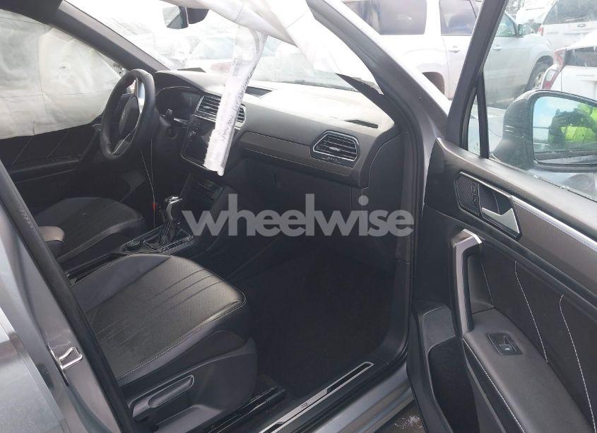Photo 5 of 2023 Volkswagen Tiguan 2.0T SE R-LINE BLACK (VIN 3VV8B7AX3PM106873)