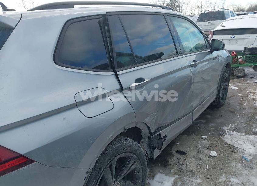 Photo 6 of 2023 Volkswagen Tiguan 2.0T SE R-LINE BLACK (VIN 3VV8B7AX3PM106873)