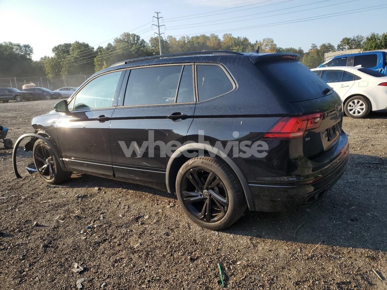 Photo 2 of 2024 VOLKSWAGEN TIGUAN SE R-LINE BLACK (VIN 3VV8B7AX3RM003519)