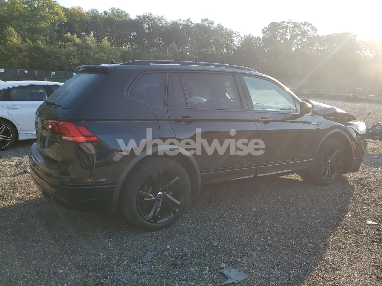 Photo 3 of 2024 VOLKSWAGEN TIGUAN SE R-LINE BLACK (VIN 3VV8B7AX3RM003519)