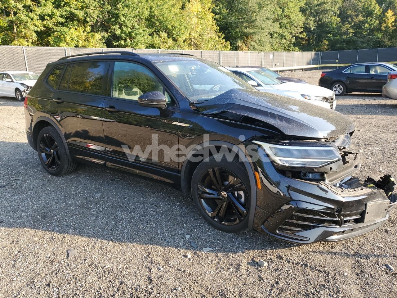 Photo 4 of 2024 VOLKSWAGEN TIGUAN SE R-LINE BLACK (VIN 3VV8B7AX3RM003519)