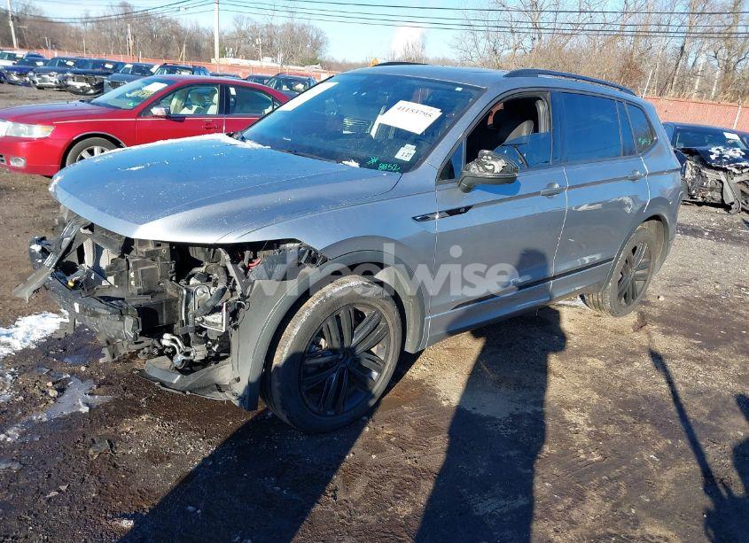Photo 2 of 2022 Volkswagen Tiguan 2.0T SE R-LINE BLACK (VIN 3VV8B7AX4NM048852)
