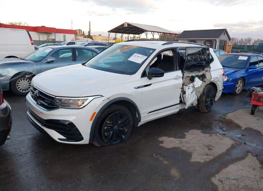 Photo 2 of 2022 Volkswagen Tiguan 2.0T SE R-LINE BLACK (VIN 3VV8B7AX4NM138597)