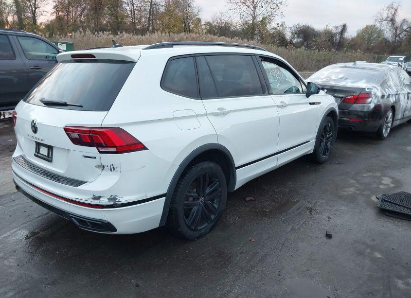 Photo 4 of 2022 Volkswagen Tiguan 2.0T SE R-LINE BLACK (VIN 3VV8B7AX4NM138597)