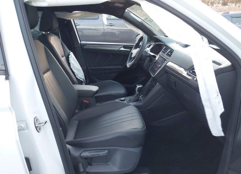 Photo 5 of 2022 Volkswagen Tiguan 2.0T SE R-LINE BLACK (VIN 3VV8B7AX4NM138597)