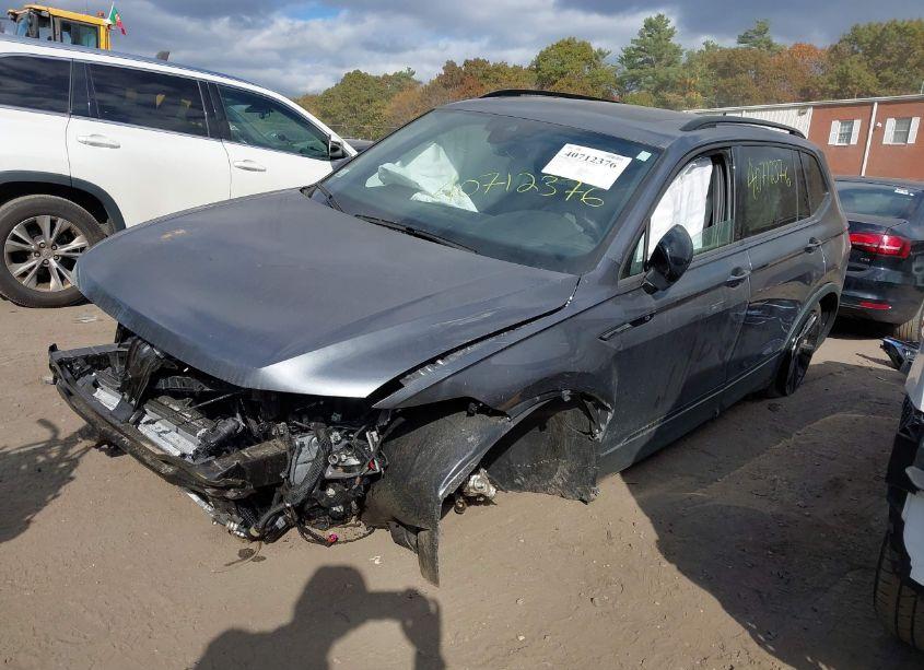 Photo 2 of 2024 Volkswagen Tiguan 2.0T SE R-LINE BLACK (VIN 3VV8B7AX5RM060904)