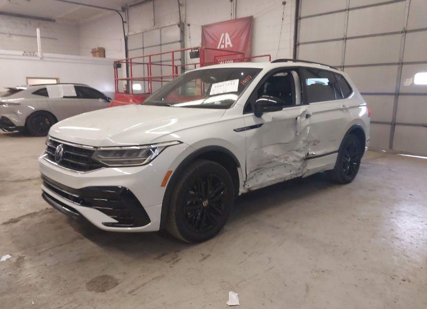 Photo 2 of 2022 Volkswagen Tiguan 2.0T SE R-LINE BLACK (VIN 3VV8B7AX6NM149374)