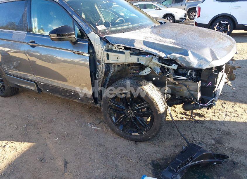 Photo 6 of 2022 Volkswagen Tiguan 2.0T SE R-LINE BLACK (VIN 3VV8B7AX7NM165440)