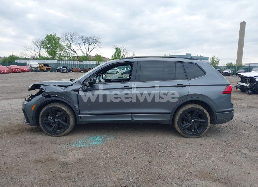 Photo 13 of 2024 Volkswagen Tiguan 2.0T SE R-LINE BLACK (VIN 3VV8B7AX7RM081396)