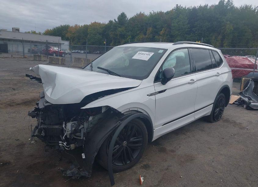 Photo 2 of 2022 Volkswagen Tiguan 2.0T SE R-LINE BLACK (VIN 3VV8B7AX8NM033982)