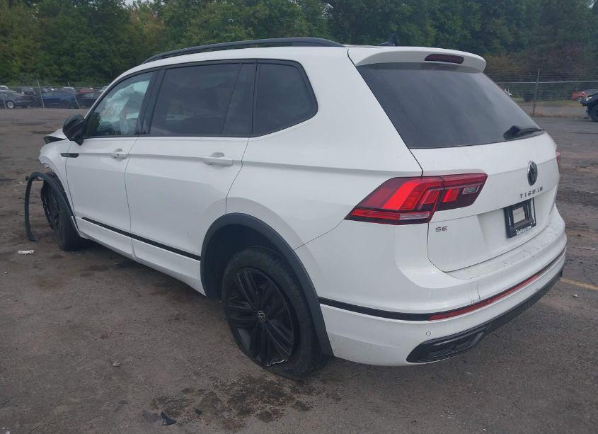 Photo 3 of 2022 Volkswagen Tiguan 2.0T SE R-LINE BLACK (VIN 3VV8B7AX8NM033982)