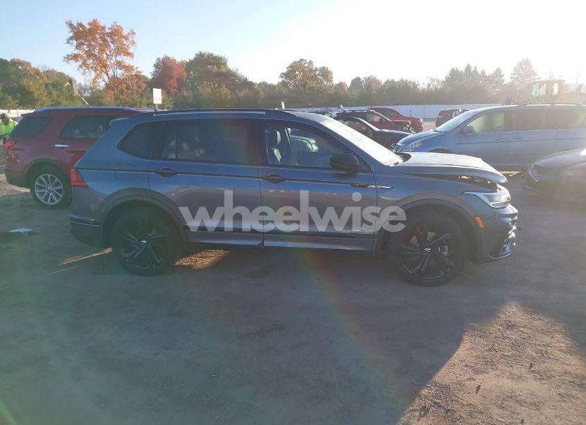 Photo 13 of 2023 Volkswagen Tiguan 2.0T SE R-LINE BLACK (VIN 3VV8B7AX8PM013931)