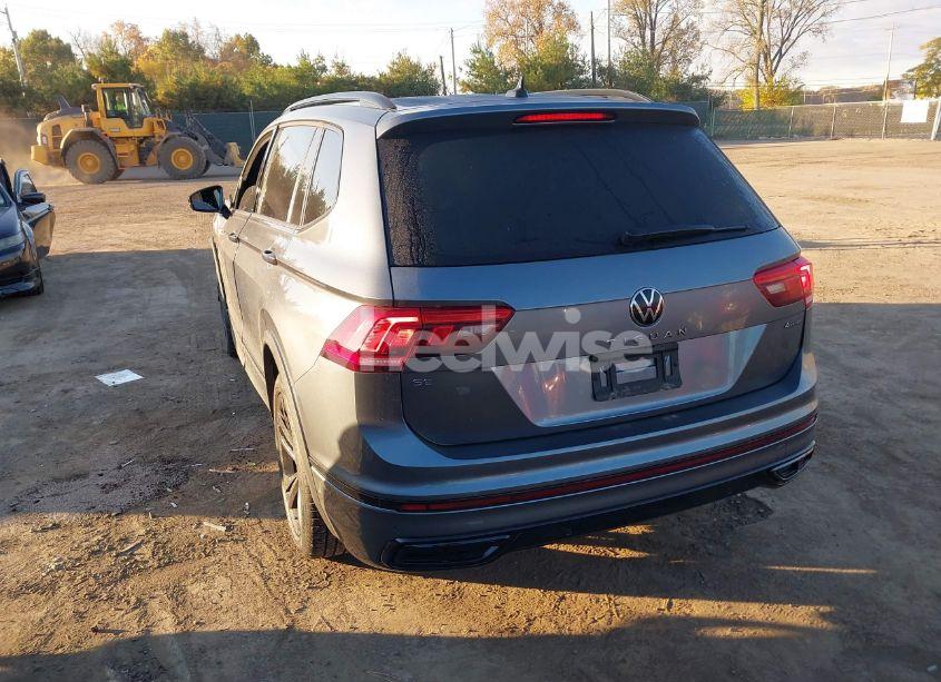 Photo 3 of 2023 Volkswagen Tiguan 2.0T SE R-LINE BLACK (VIN 3VV8B7AX8PM013931)